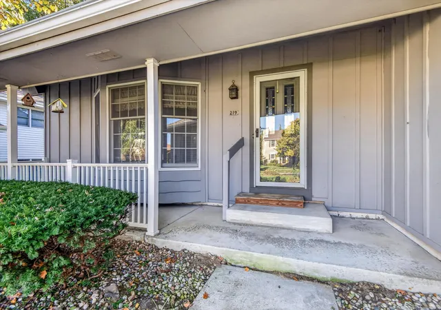 Photo 1 of Single family home for sale at 219 Golfview Dr, Schererville, IN 46375 | MLS# 847412 | Listing updated on 2026-10-27