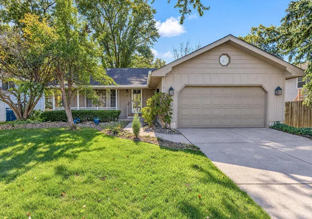 Photo 2 of Single family home for sale at 219 Golfview Dr, Schererville, IN 46375 | MLS# 847412 | Listing updated on 2026-10-27