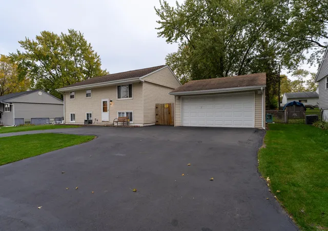 Photo 2 of Single family home for sale at 3801 W 78th Avenue, Merrillville, IN 46410 | MLS# 847406 | Listing updated on 2026-10-28