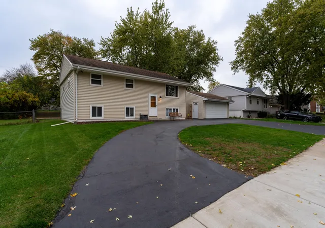 Photo 4 of Single family home for sale at 3801 W 78th Avenue, Merrillville, IN 46410 | MLS# 847406 | Listing updated on 2026-10-28