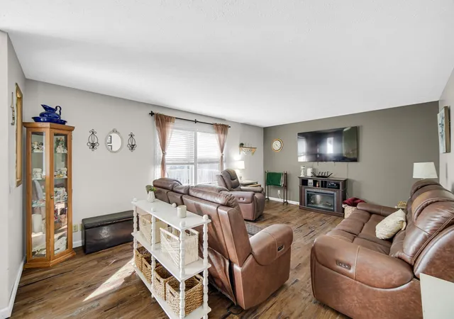 Photo 2 of Single family home for sale at 902 S Lake Park Ave, Hobart, IN 46342 | MLS# 847403 | Listing updated on 2026-10-27