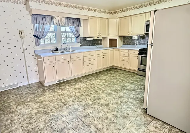 Photo 3 of Single family home for sale at 702 Sunset Dr, Kouts, IN 46347 | MLS# 847405 | Listing updated on 2026-10-27