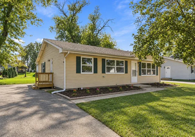 Photo 2 of Single family home for sale at 1101 E 71st Avenue, Schererville, IN 46375 | MLS# 847387 | Listing updated on 2026-10-26