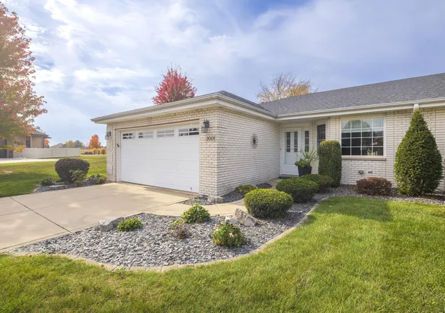 Townhouse for sale at 2001 Silver Hawk Dr, Crown Point, IN 46307 | MLS# 847541