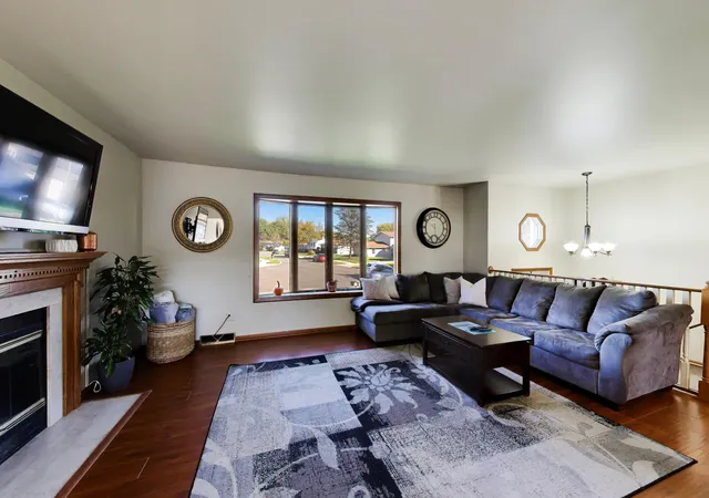 Photo 3 of Single family home for sale at 1738 Valley Ct, Schererville, IN 46375 | MLS# 847502 | Listing updated on 2026-10-28