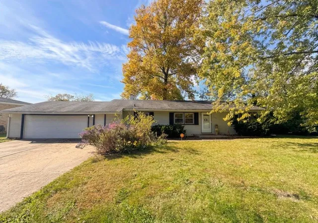 Single family home for sale at 7844 Marshall St, Merrillville, IN 46410 | MLS# 847542
