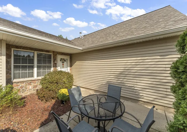 Photo 4 of Townhouse for sale at 2108 Tupelo Ln, Chesterton, IN 46304 | MLS# 847484 | Listing updated on 2026-10-28