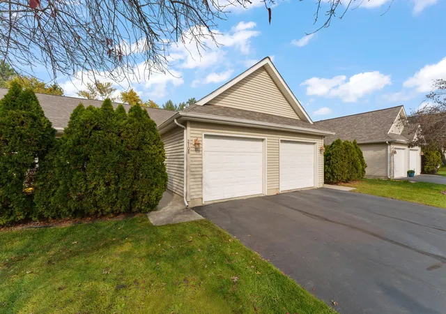 Photo 2 of Townhouse for sale at 2108 Tupelo Ln, Chesterton, IN 46304 | MLS# 847484 | Listing updated on 2026-10-28