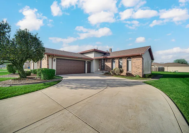 Single family home for sale at 20 Plum Crk Dr, Schererville, IN 46375 | MLS# 847634