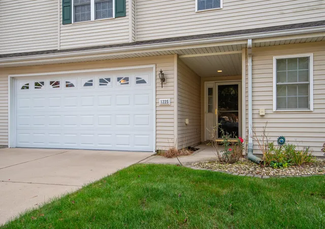 Photo 1 of Townhouse for sale at 1225 W 95th Avenue, Crown Point, IN 46307 | MLS# 847624 | Listing updated on 2026-10-31