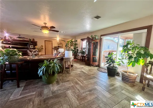 3rd image of 402 Dunn St, Yoakum, TX 77995 | MLS# 536254