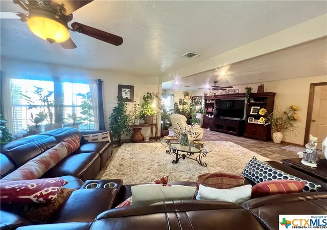 4th image of 402 Dunn St, Yoakum, TX 77995 | MLS# 536254
