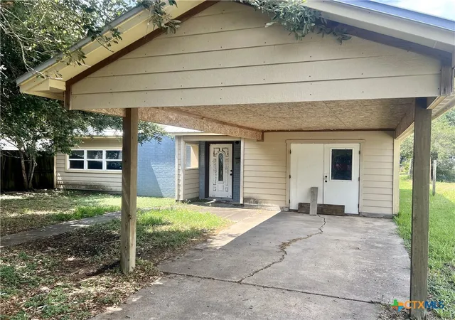 Homes for sale in Cuero, TX | 305 E Second St, Cuero, TX 77954 | MLS# 547752