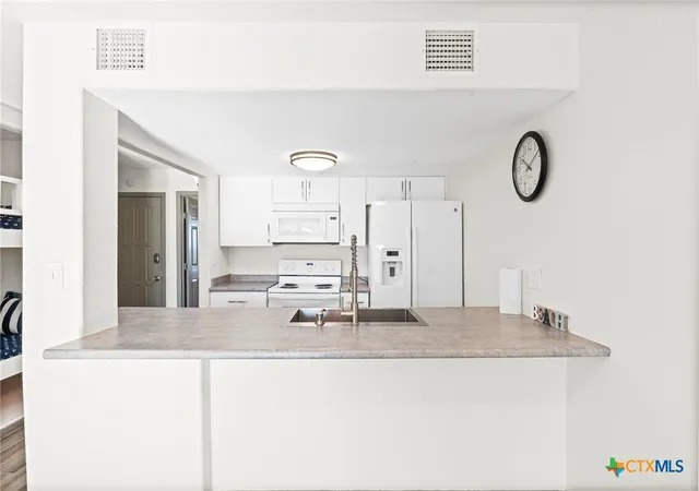 Listing Photo 5 - Condo for sale in building located at 2292 N Fulton Bch Rd, Rockport, TX 78382 - Unit #702