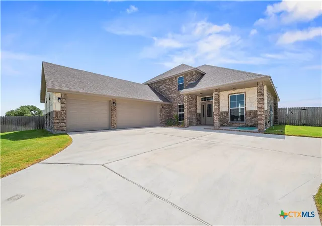 Photo 3 of Single family home for sale at 215 Overlook Trl, Copperas Cove, TX 76522 | MLS# 569452 | Listing updated on 2026-07-27