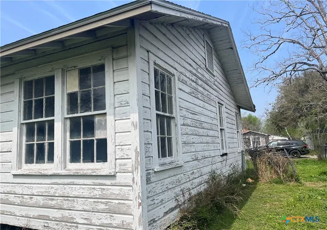 Photo 3 of Sale Pending at 2003 E Guadalupe St, Victoria, TX 77901 | MLS# 573022 | Listing updated on 2025-10-21