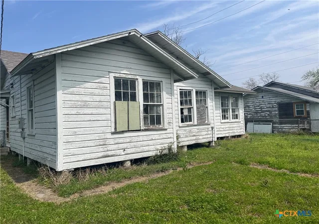 Photo 3 of Sale Pending at 2003 E Guadalupe St, Victoria, TX 77901 | MLS# 573022 | Listing updated on 2025-10-21