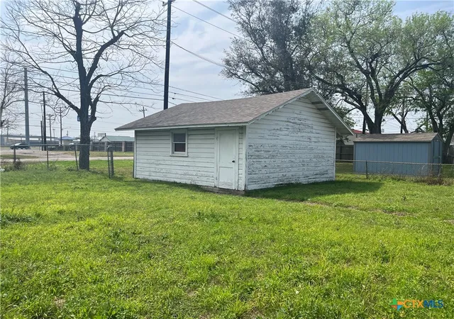 Photo 4 of Sale Pending at 2003 E Guadalupe St, Victoria, TX 77901 | MLS# 573022 | Listing updated on 2025-10-21
