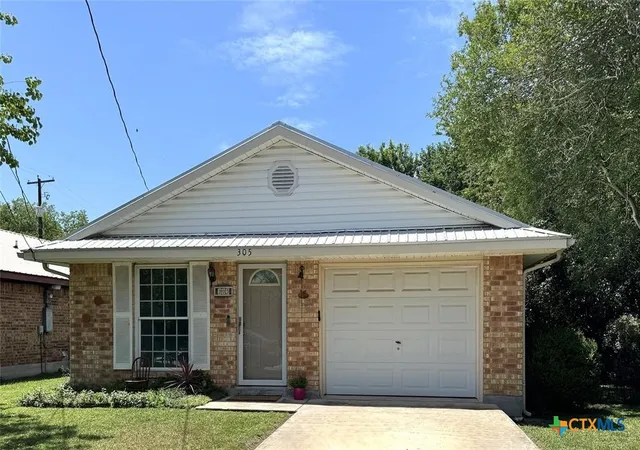 Photo 1 of Single family home for sale at 305 Ivy Ave, Luling, TX 78648 | MLS# 579802 | Listing updated on 2025-11-05