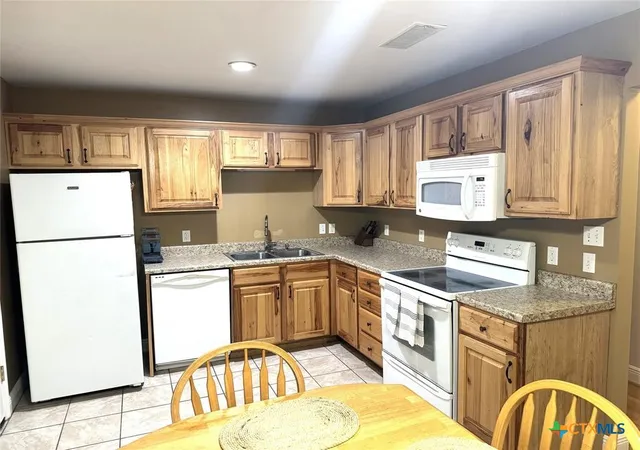 Photo 3 of Single family home for sale at 305 Ivy Ave, Luling, TX 78648 | MLS# 579802 | Listing updated on 2025-11-05