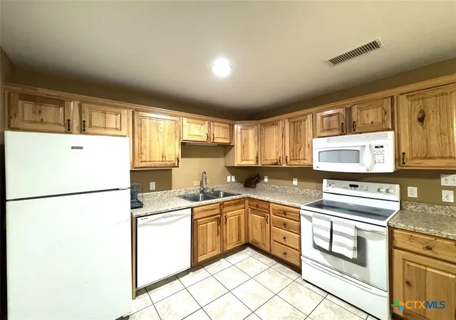 Photo 3 of Single family home for sale at 305 Ivy Ave, Luling, TX 78648 | MLS# 579802 | Listing updated on 2025-11-05