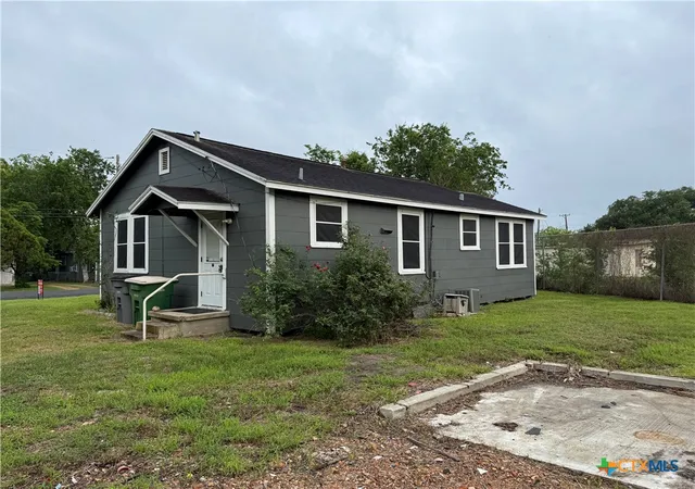 3rd image of 103 Avenue C, Victoria, TX 77901 | MLS# 578869