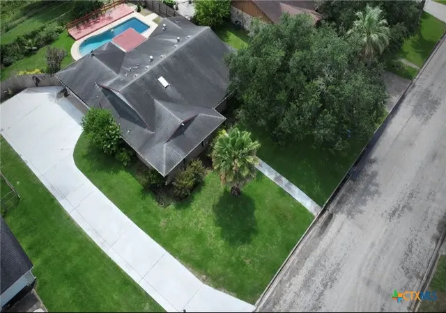 2nd image of 1001 Brookhollow Dr, Port Lavaca, TX 77979 | MLS# 582783