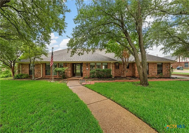Photo 2 of Single family home for sale at 8216 Teakwood Dr, Woodway, TX 76712 | MLS# 585215 | Listing updated on 2026-06-01