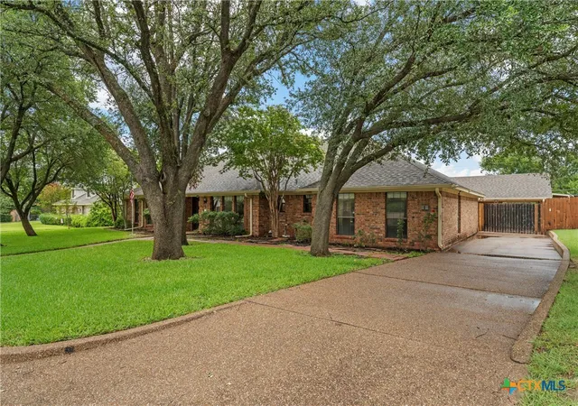 Photo 3 of Single family home for sale at 8216 Teakwood Dr, Woodway, TX 76712 | MLS# 585215 | Listing updated on 2026-06-01
