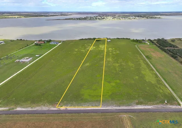 2nd image of 7 Shoreline Ln, Port Lavaca, TX 77979 | MLS# 586548