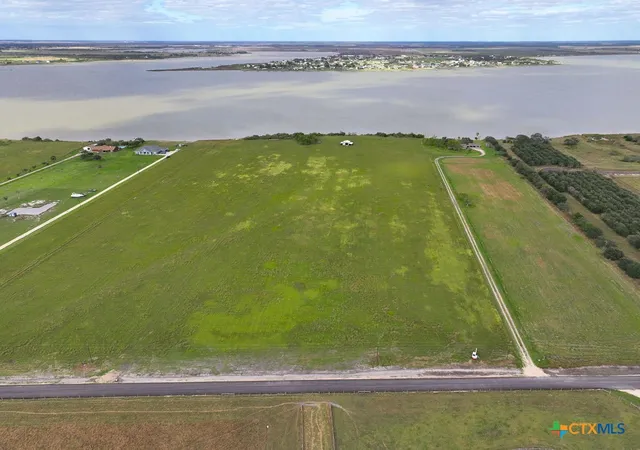 3rd image of 7 Shoreline Ln, Port Lavaca, TX 77979 | MLS# 586548