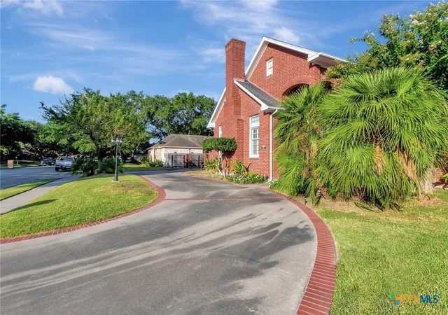 Photo 3 of Sale Pending at 6011 Country Club Dr, Victoria, TX 77904 | MLS# 588439 | Listing updated on 2025-10-24