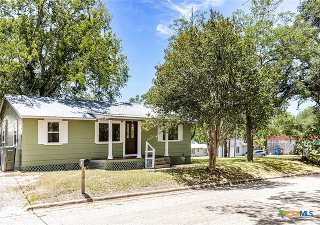 Photo 1 of Single family home for sale at 200 Bowie St, Hallettsville, TX 77964 | MLS# 587896 | Listing updated on 2026-07-28