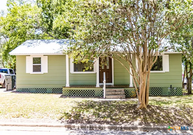 Photo 2 of Single family home for sale at 200 Bowie St, Hallettsville, TX 77964 | MLS# 587896 | Listing updated on 2026-07-28