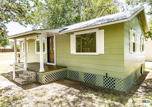 Photo 3 of Single family home for sale at 200 Bowie St, Hallettsville, TX 77964 | MLS# 587896 | Listing updated on 2026-07-28