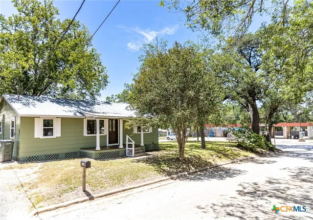 Photo 4 of Single family home for sale at 200 Bowie St, Hallettsville, TX 77964 | MLS# 587896 | Listing updated on 2026-10-05
