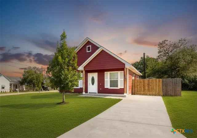 Homes for sale in Luling, TX | 1628 Armstrong St, Luling, TX 78648 | MLS# 589440