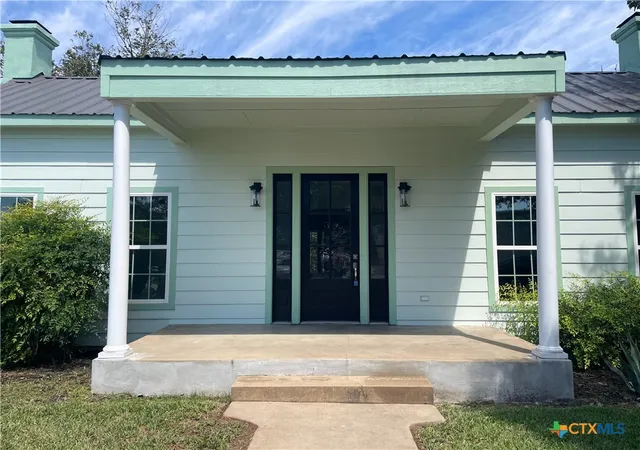 Photo 2 of Single family home for sale at 201 E 6th Street, Lampasas, TX 76550 | MLS# 591694 | Listing updated on 2026-04-01