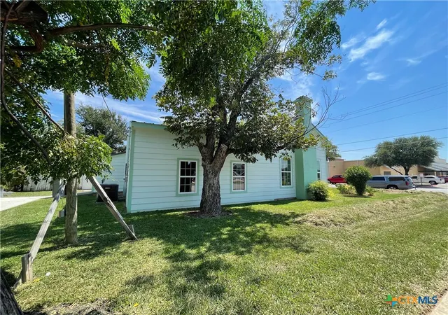 Photo 2 of Single family home for sale at 201 E 6th Street, Lampasas, TX 76550 | MLS# 591694 | Listing updated on 2026-04-01