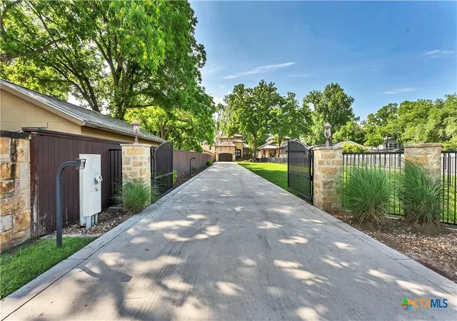 Photo 2 of Single family home for sale at 368 Rancho Rd, New Braunfels, TX 78130 | MLS# 592622 | Listing updated on 2026-09-19