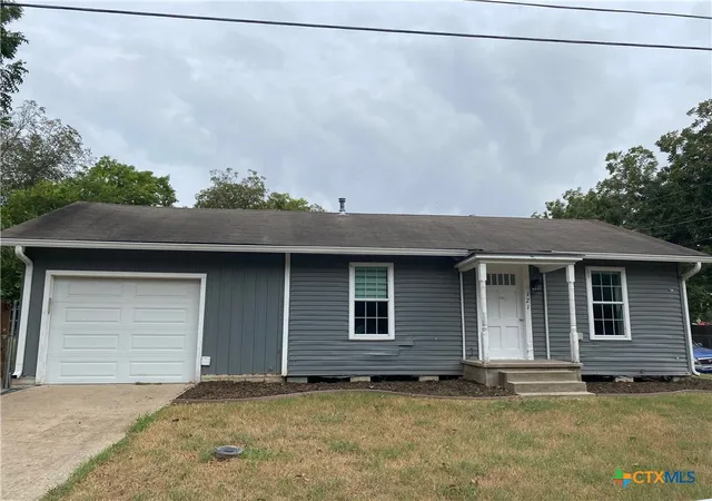 Homes for sale in Shiner, TX | 121 E 15th St, Shiner, TX 77984 | MLS# 592287