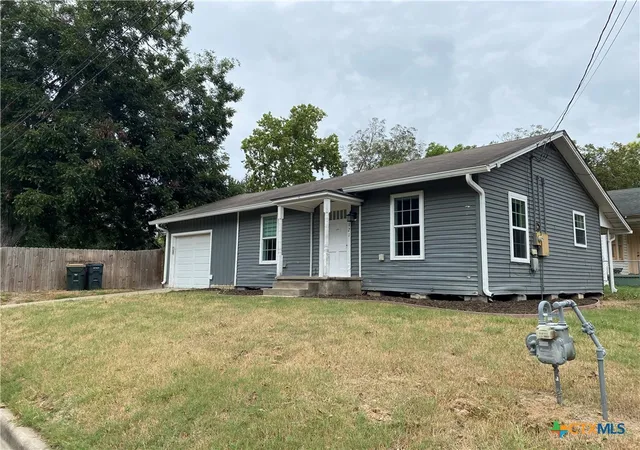 Homes for sale in Shiner, TX | 121 E 15th St, Shiner, TX 77984 | MLS# 592287