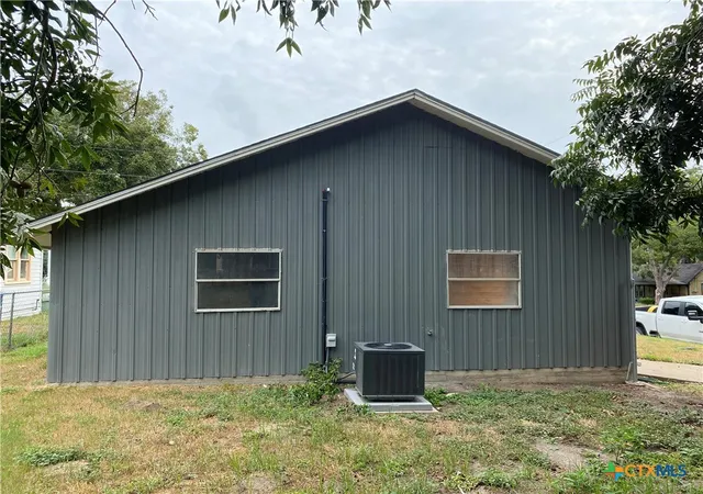Homes for sale in Shiner, TX | 121 E 15Th St, Shiner, TX 77984 | MLS# 592287