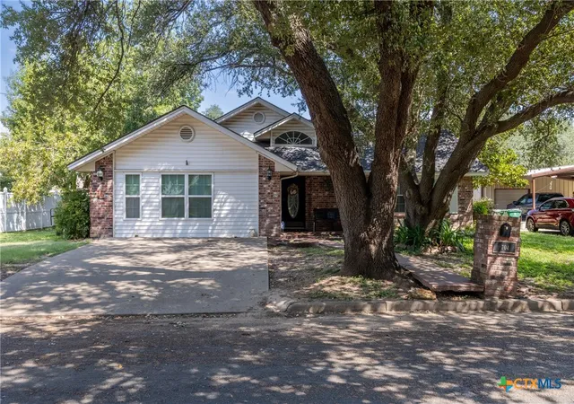 Photo 1 of Single family home for sale at 704 E 16th Street, Cameron, TX 76520 | MLS# 592739 | Listing updated on 2026-09-25
