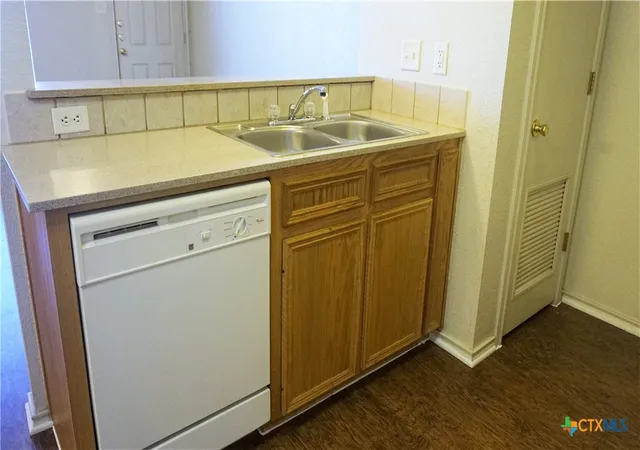Listing Photo 5 - Condo for sale in building located at 411 E Central Texas Expy, Killeen, TX 76541
