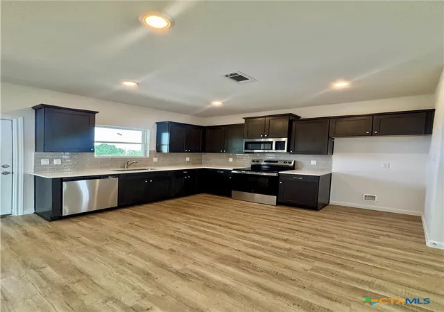 5th image of 638 Swallow, Palacios, TX 77465 | MLS# 595377