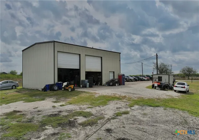 Photo 4 of Single family home for sale at 27 Stehle Rd, Victoria, TX 77905 | MLS# 598428 | Listing updated on 2026-03-17