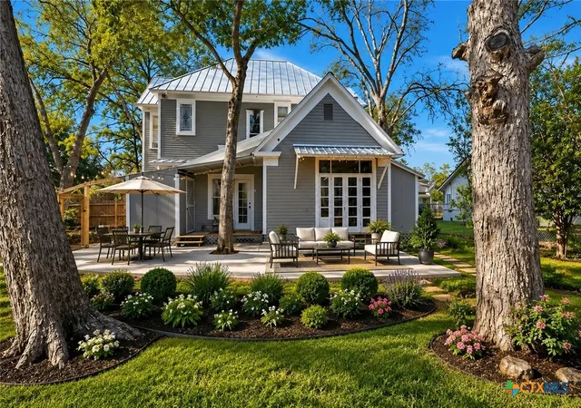 Photo 2 of Single family home for sale at 211 Lavaca St, Yoakum, TX 77995 | MLS# 598907 | Listing updated on 2026-07-29