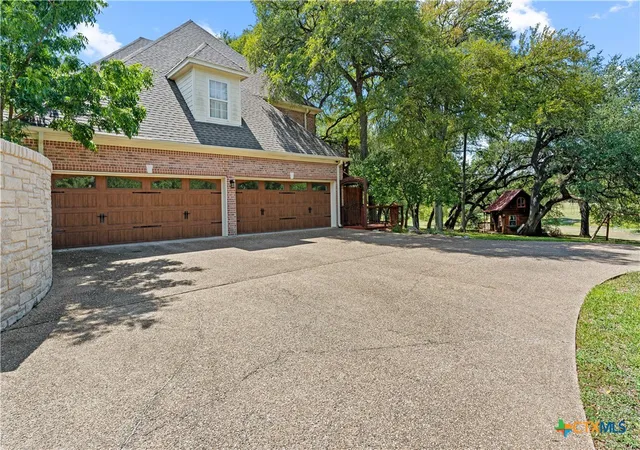 Photo 4 of Single family home for sale at 300 Salado Crk Pl, Salado, TX 76571 | MLS# 599382 | Listing updated on 2026-07-17