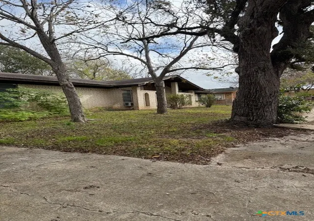 Photo 3 of Sale Pending at 215 Price St, Yoakum, TX 77995 | MLS# 600418 | Listing updated on 2026-07-29